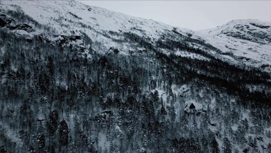 冬季群山森林湖泊冰天雪地航拍