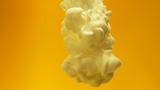 奶茶制作时牛奶冲入茶汤升格慢镜头微距特写