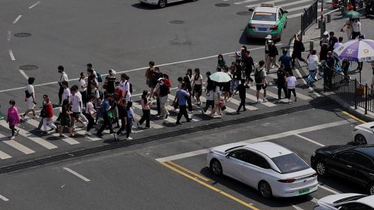 城市路口斑马线人群过马路景观