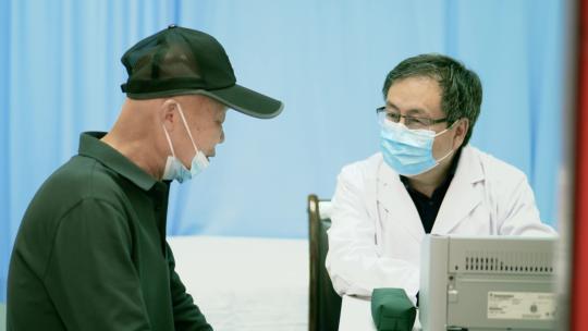 医生就诊看病把脉 询问病人病情
