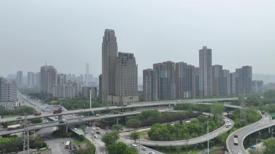 武汉三环线常青立交桥附近的沙尘天气情况