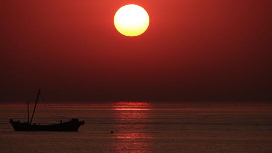 威海西海岸日落湾海上渔船落日夕阳