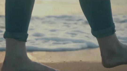 海边光脚沙滩 光着脚走在砂糖上 脚印  海边视频素材模板下载