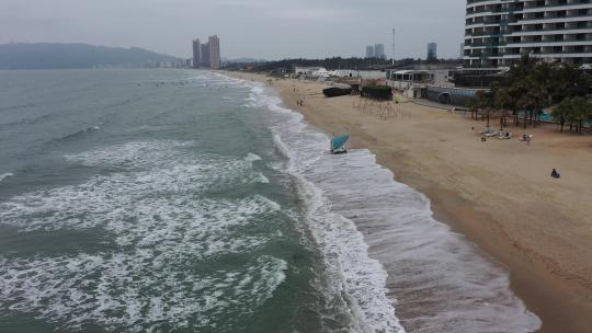 海浪沙滩海浪拍打沙滩航拍旅拍素材潮汐