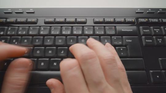 男人在键盘上打字视频素材模板下载