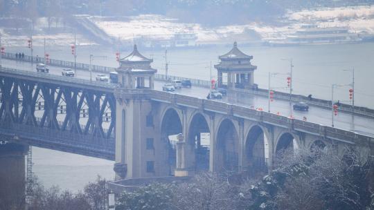 冬天雪后武汉长江大桥雪景桥梁道路交通车流