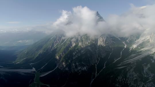 航拍大山云雾环境