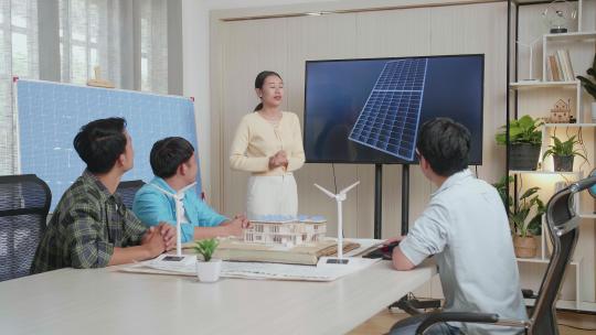 工程师成功介绍太阳能电池的工作
