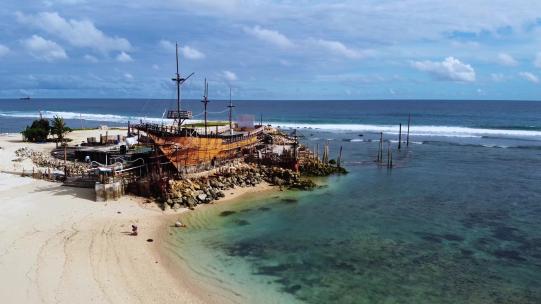2.7K巴厘岛海滩上的废弃船只