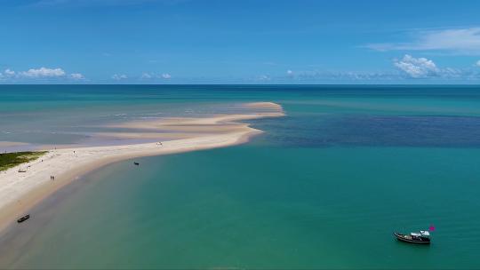 巴西巴伊亚州Caraiva海滩附近的Corumbau海滩。夏季海滩场景