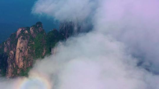 航拍云雾缭绕的山峰