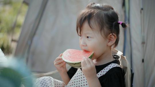 夏日户外 清凉 小孩吃西瓜