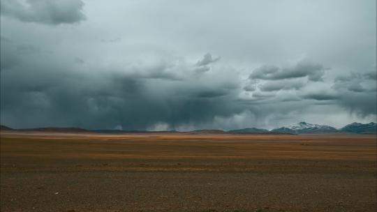 西藏旅游风光317国道冈底斯山戈壁降雨云视频素材模板下载