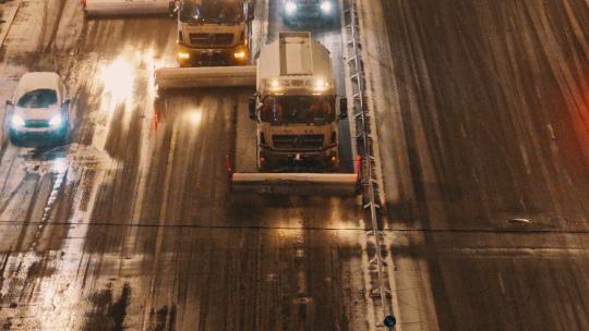 大型除雪车清扫马路积雪