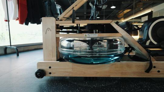 与健身房有关的运动设备以及健康生活方式