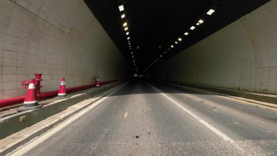 汽车经过高速公路隧道