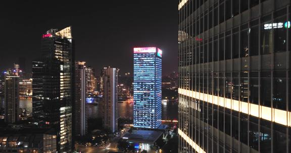 上海陆家嘴写字楼晚上开灯加班的办公室