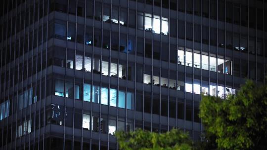 深夜加班亮灯的办公室窗户视频素材模板下载