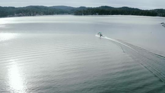 4K无人机湖上的船。