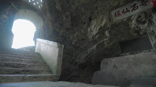 h考察人员探索奇石洞窟