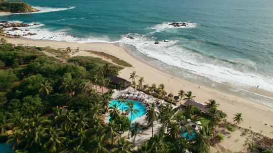 令人惊叹的度假酒店，设有俯瞰墨西哥瓦哈卡白色沙滩的游泳池