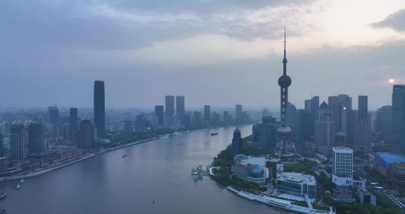 从上海外滩看浦东陆家嘴城市天际线地标建筑