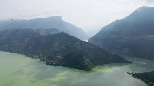 重庆奉节瞿塘峡的全景