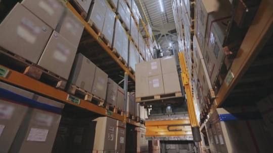 工人在仓库中使用机器往货架上放货物视频素材模板下载