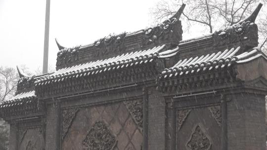 雨雪中的古寺庙山门