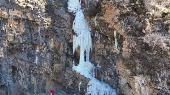 四姑娘山双桥沟冰瀑上的户外运动攀冰爱好者