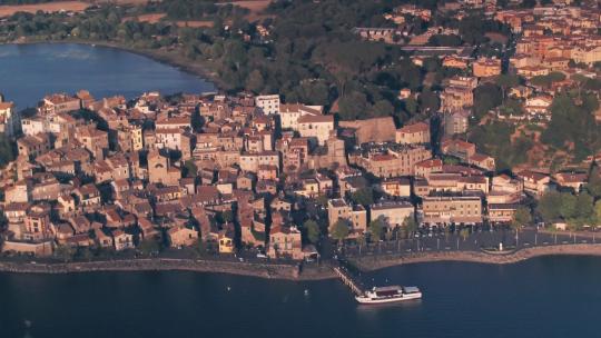 意大利拉齐奥罗马省的布拉恰诺湖和城镇。无人机视图