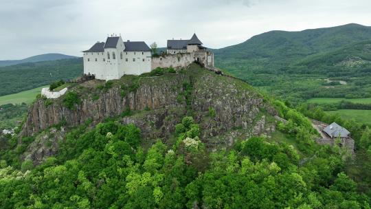 鸟瞰山顶上中世纪城堡