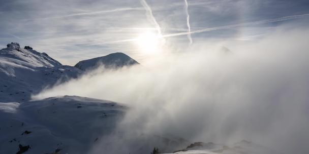 雪山山顶阳光雾气缭绕延时