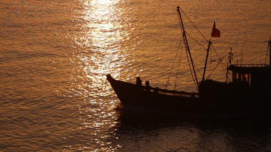 烟台大黑山岛，海上日出渔民出海打渔