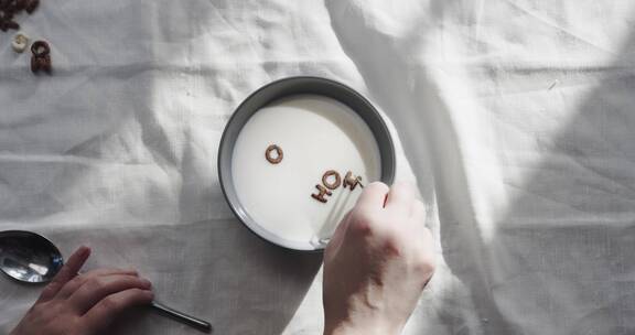 用字母饼干放在牛奶杯上