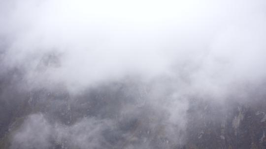 虎跳峡大峡谷云雾高山雪山云朵云海延时航拍