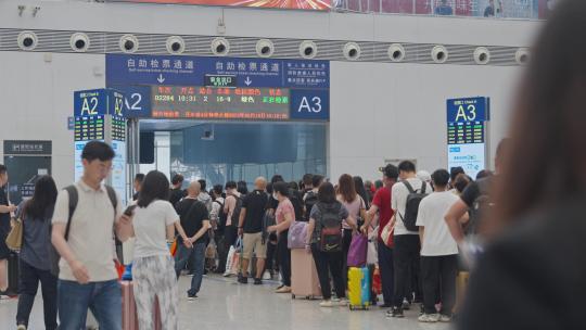 深圳北站火车站高铁站旅客检票口排队中景2视频素材模板下载