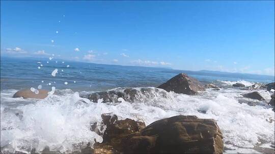 海浪冲击岩石海岸场景实拍