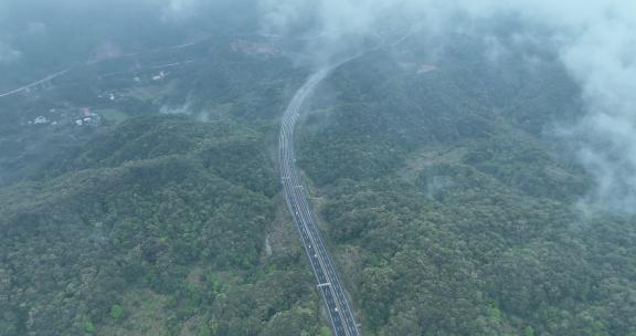 森林公路雨后森林高速公路树林汽车行驶航拍
