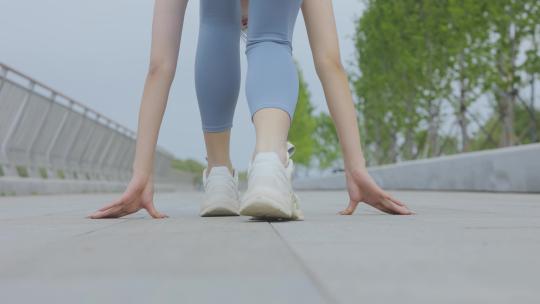 穿着运动装起跑的年轻女性镜头特写视频素材模板下载