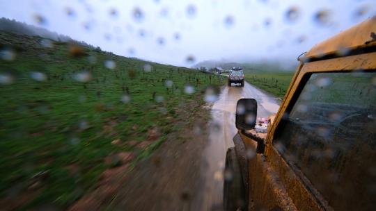越野在雨中行驶视频素材模板下载