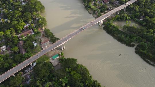 孟加拉国两个地区连接河岸村庄的桥梁鸟瞰图。无人机飞行双
