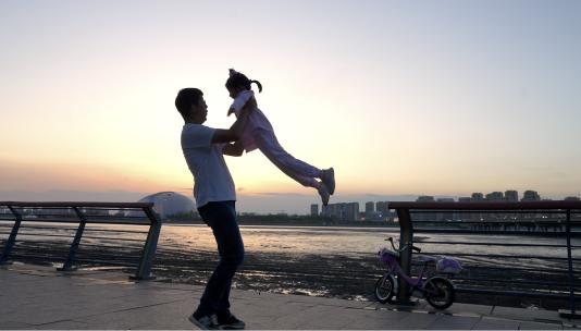 父亲和女儿海边玩耍 父亲节