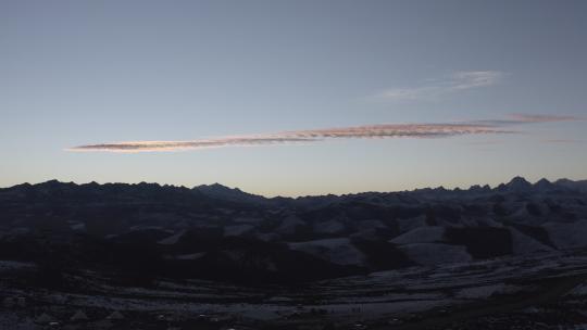 冬季四川川西鱼子西唯美日出航拍清晨雪山