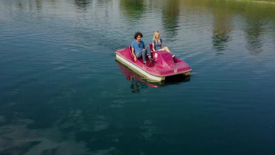 可爱的夫妇享受一个乘船在的公园