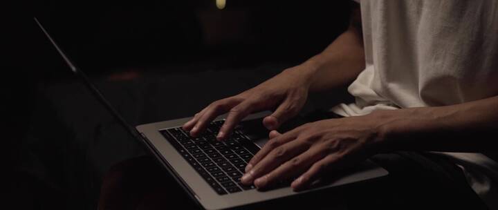 一个使用笔记本电脑的年轻人在忙碌着