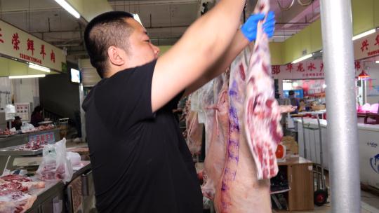 菜市场羊肉铺工作中的商贩视频素材模板下载