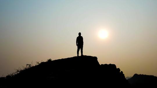 一个人站在山顶思考人生眺望远方攀登顶峰