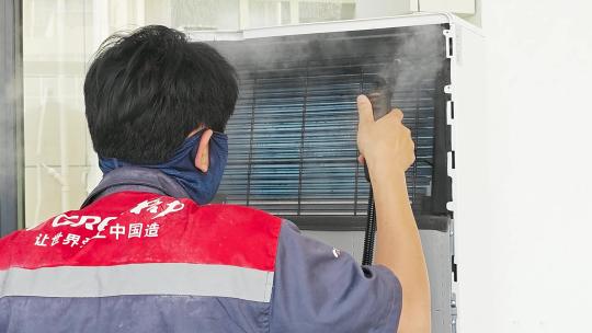工人清洗空调 蒸汽消毒 空调清洗视频素材模板下载