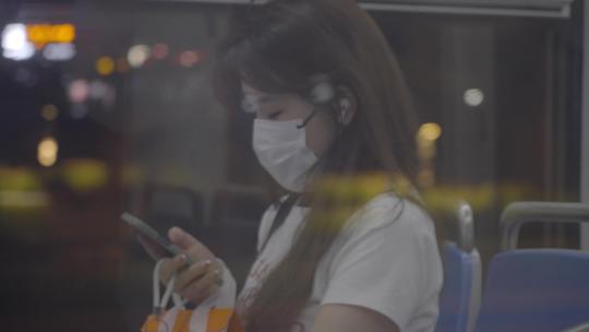 广州公交车有轨电车窗外灯光光斑红橙光车辆视频素材模板下载